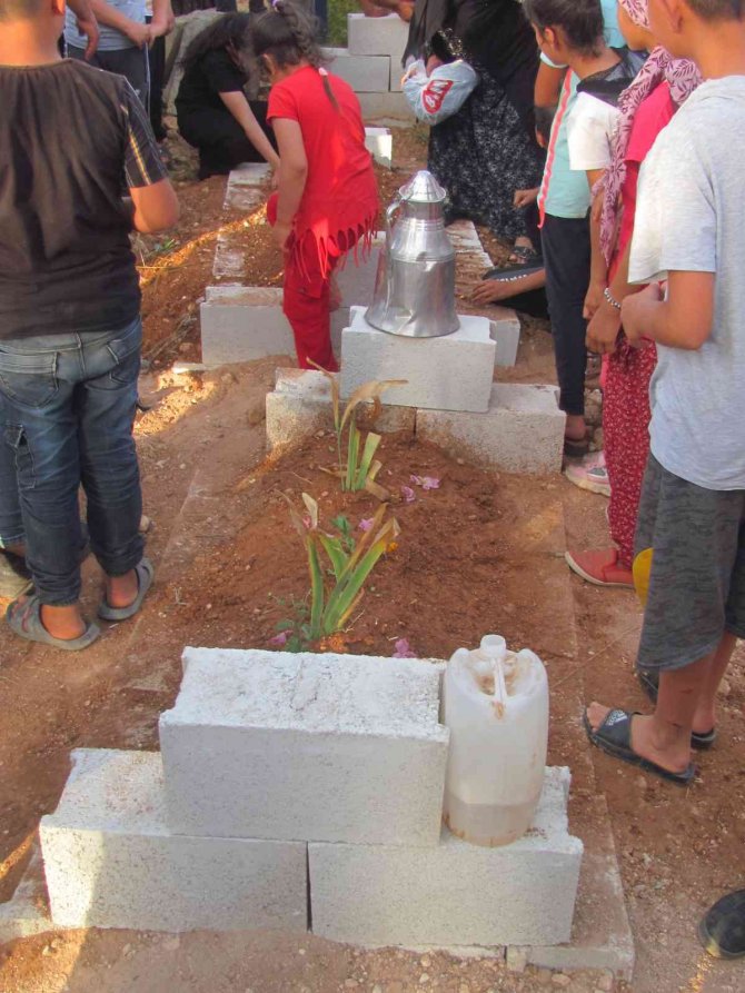 Çöken duvarın altında kalarak can veren 2 çocuk defnedildi