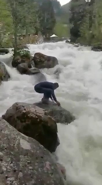 Dereye düşüp akıntıda kaybolduğu anlar kamerada