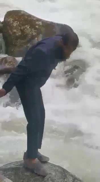 Dereye düşüp akıntıda kaybolduğu anlar kamerada