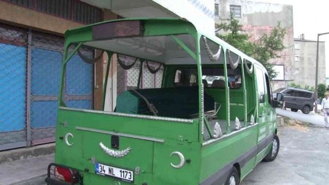 Dükkanının kapısında ölü bulundu