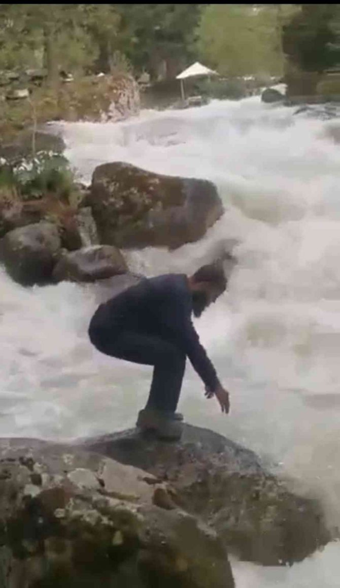 Fotoğraf çekerken dereye düşen turist kayboldu