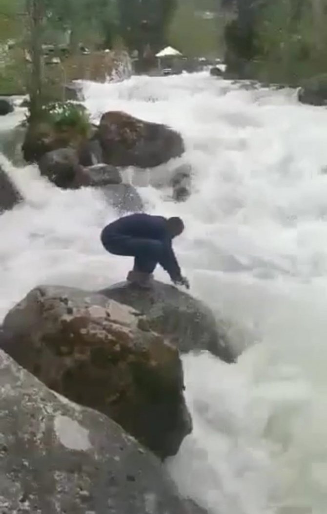 Fotoğraf çekerken dereye düşen turist kayboldu