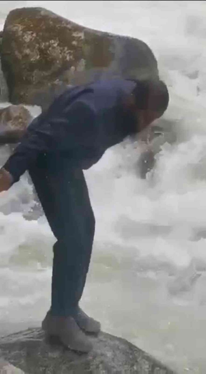 Fotoğraf çekerken dereye düşen turist kayboldu