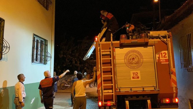 Güneş enerjisi paneli eve ok gibi saplandı