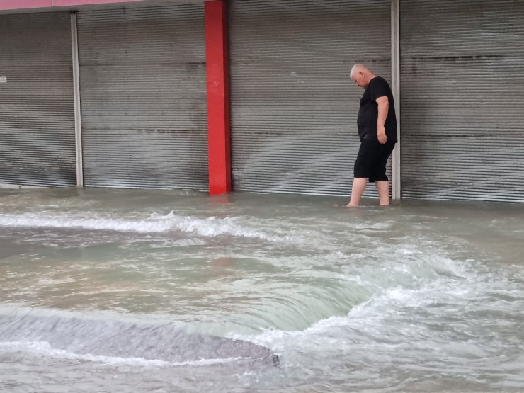 İçme suyu borusu patladı, ev ve iş yerlerini su bastı