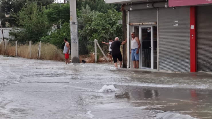 İçme suyu borusu patladı, ev ve iş yerlerini su bastı