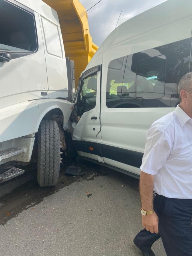 İşçi servisi ile kamyon çarpıştı: 7 yaralı