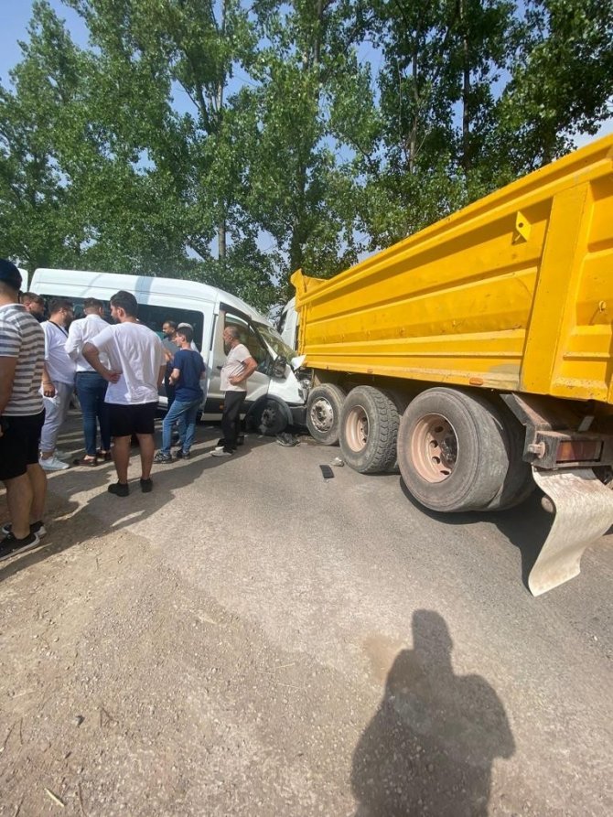 İşçi servisi ile kamyon çarpıştı: 7 yaralı