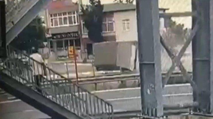 Kamyonet otomobile çarpıp devrildi