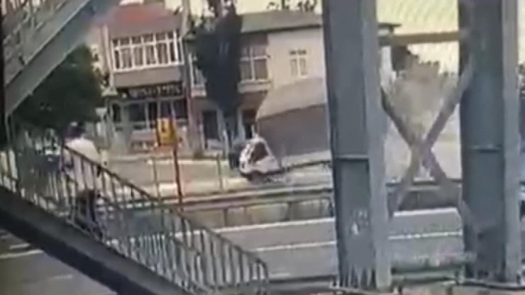 Kamyonet otomobile çarpıp devrildi