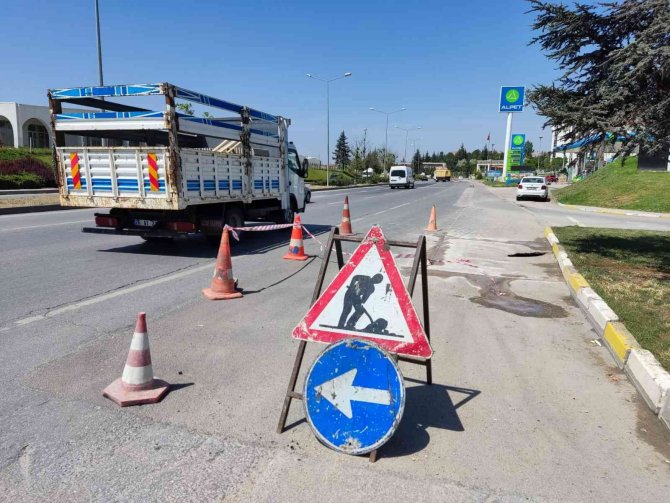 Karayolunun kenarında oluşan dev çukur görenleri korkuttu