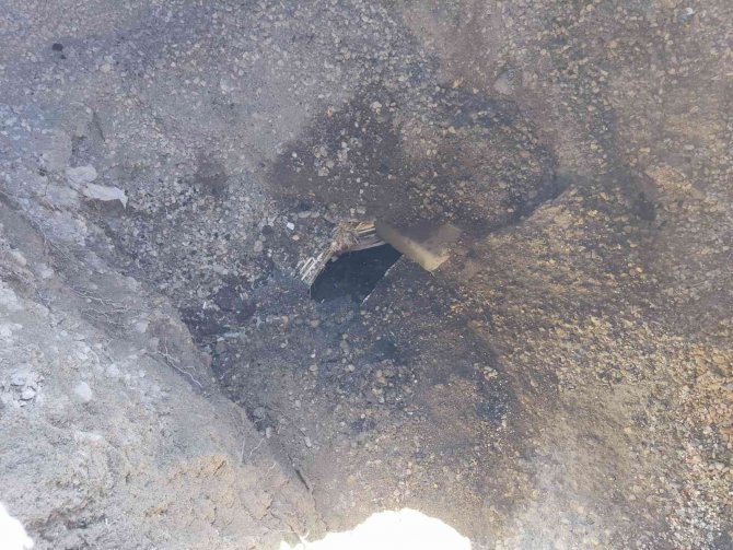 Karayolunun kenarında oluşan dev çukur görenleri korkuttu