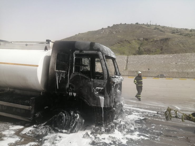 Mazot yüklü tanker yandı