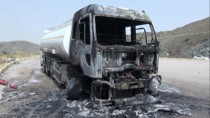 Mazot yüklü tanker yandı