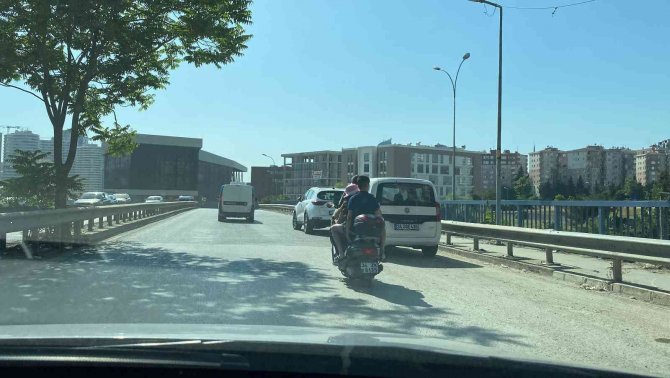 Motosiklet üzerinde aile boyu tehlikeli yolculuk kamerada