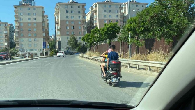 Motosiklet üzerinde aile boyu tehlikeli yolculuk kamerada