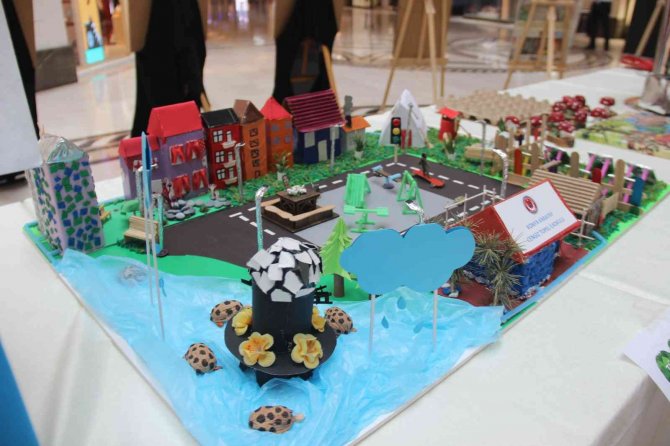 Öğrencilerin hazırladığı geri dönüşüm sergisi açıldı