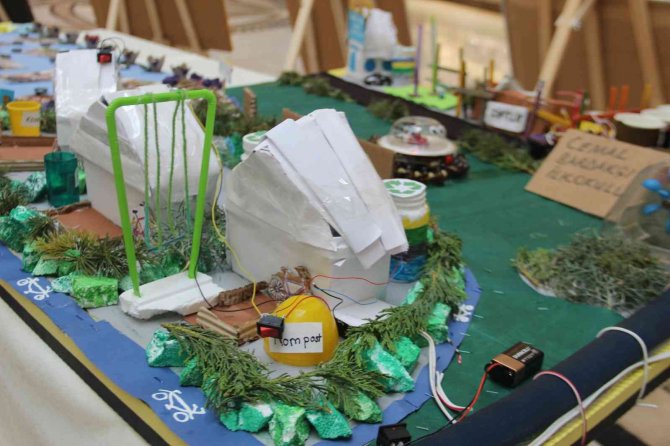 Öğrencilerin hazırladığı geri dönüşüm sergisi açıldı