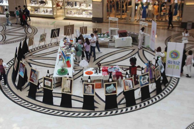 Öğrencilerin hazırladığı geri dönüşüm sergisi açıldı