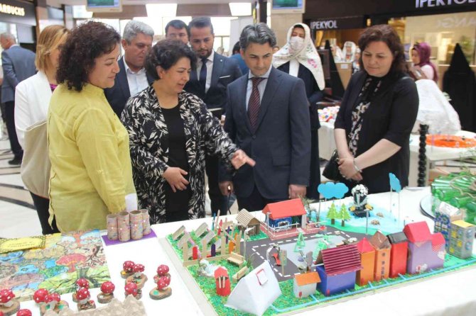 Öğrencilerin hazırladığı geri dönüşüm sergisi açıldı