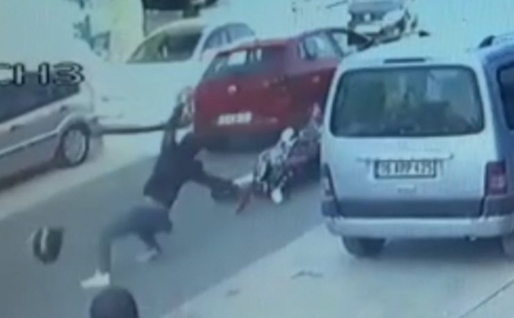 Otomobille çarpışan motosikletli ağır yaralandı