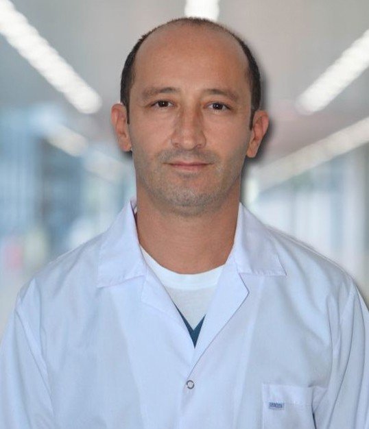 Polis ekipleri doktoru ağaçta kabloyla asılı buldu