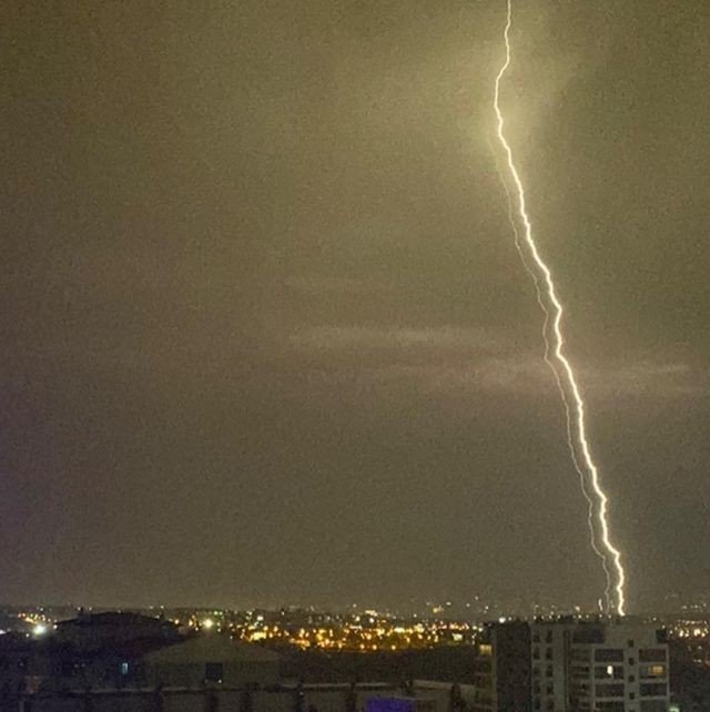 Şimşekler geceyi aydınlattı