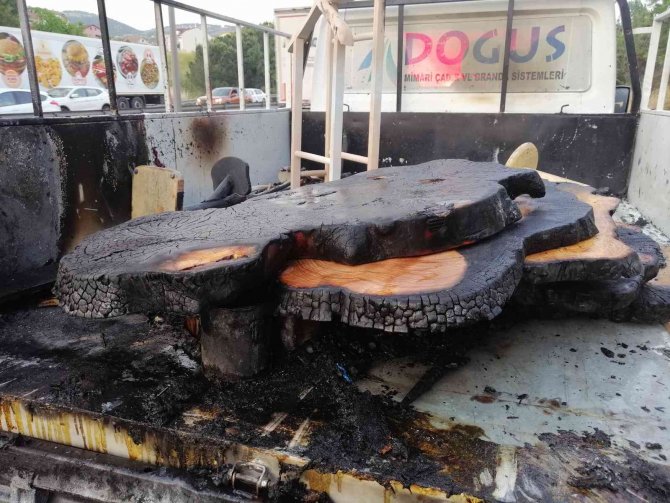 TEM’de araç yangını: Kamyonetteki ahşap malzemeler küle döndü