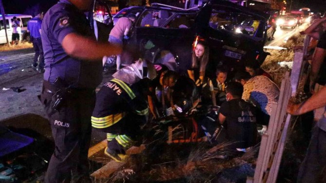 TIR’ın altına giren minibüs parçalandı