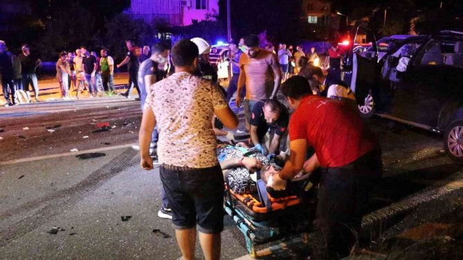 TIR’ın altına giren minibüs parçalandı