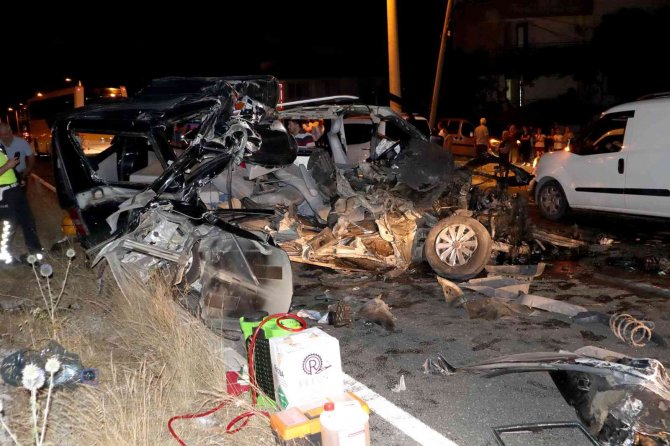 TIR’ın altına giren minibüs parçalandı