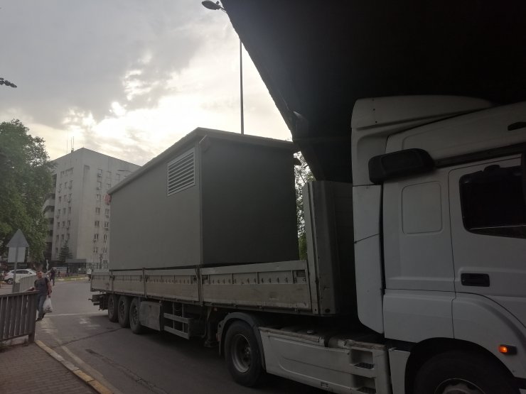 TIR'ın taşıdığı yük köprüye takıldı, 5 bin TL ceza kesildi