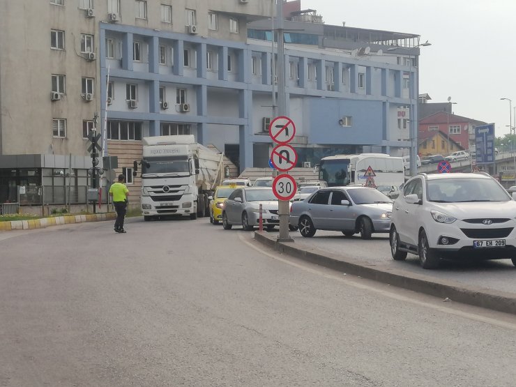 TIR'ın taşıdığı yük köprüye takıldı, 5 bin TL ceza kesildi