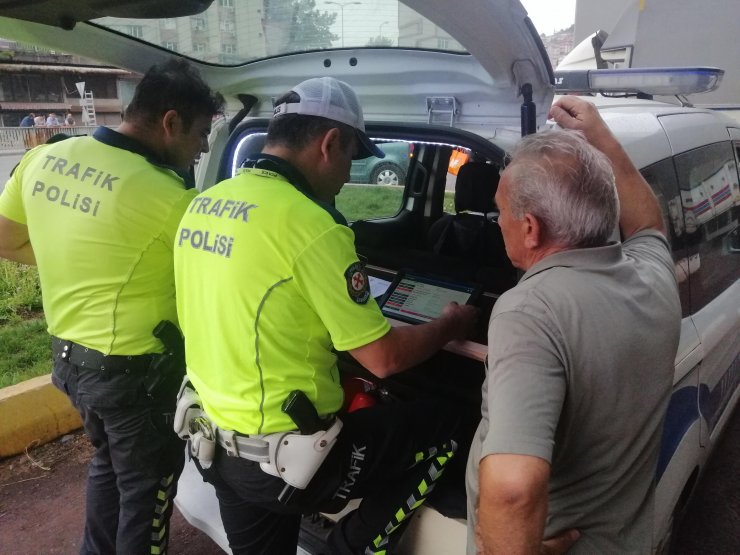 TIR'ın taşıdığı yük köprüye takıldı, 5 bin TL ceza kesildi