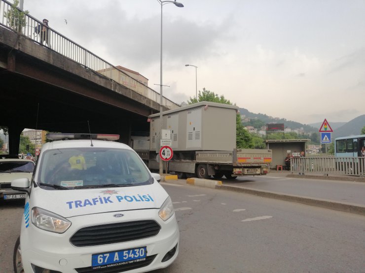 TIR'ın taşıdığı yük köprüye takıldı, 5 bin TL ceza kesildi