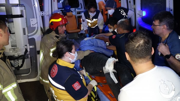 Bariyerlere çarpan otomobil yan yattı: 1 yaralı