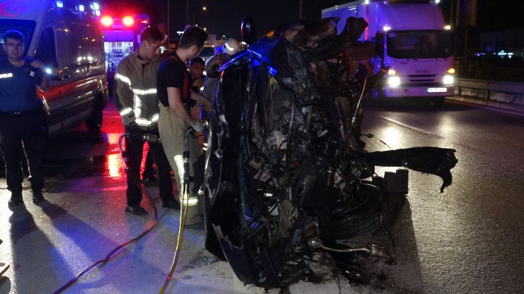 Bariyerlere çarpan otomobil yan yattı: 1 yaralı