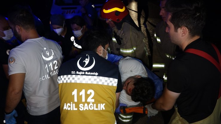 Bariyerlere çarpan otomobil yan yattı: 1 yaralı