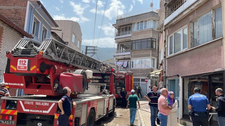 Ev yangınında 3 kişi dumandan etkilendi