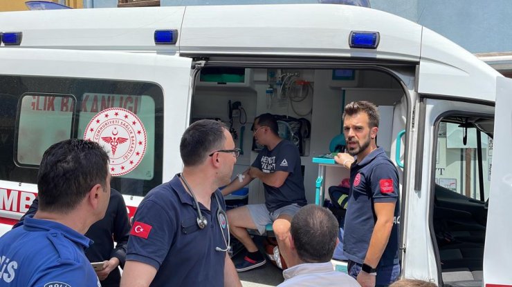 Ev yangınında 3 kişi dumandan etkilendi