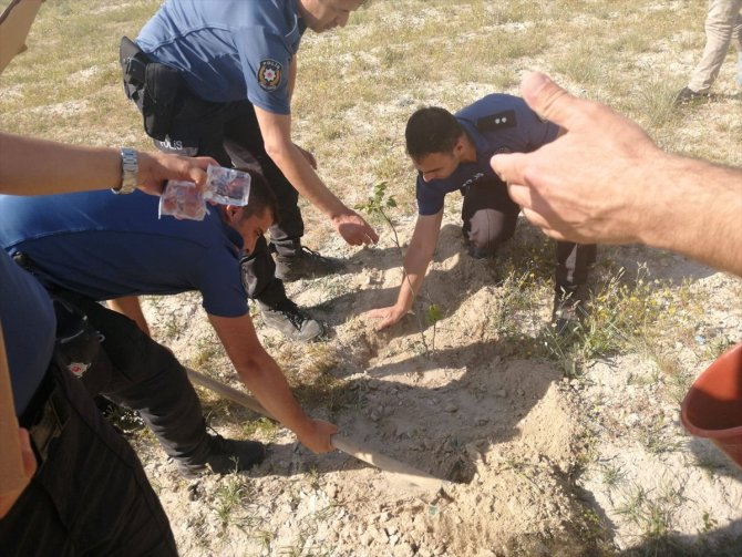 Karapınar'da polis 150 çam fidanını toprakla buluşturdu