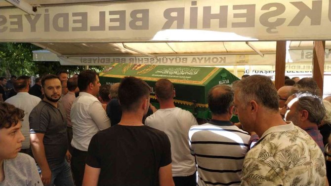 Galata Kulesi Meydanı’nda kendini yakan genç toprağa verildi