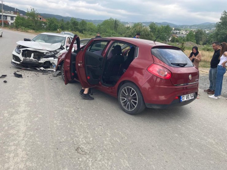 İki otomobil çarpıştı: 5 yaralı 