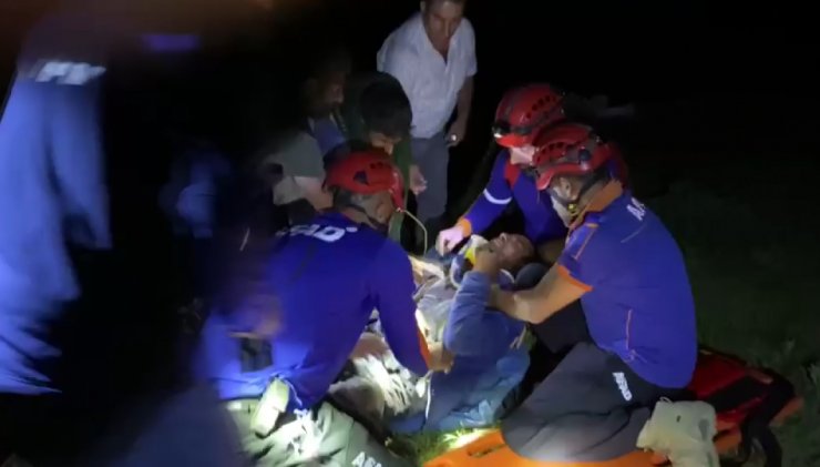 Sürüsüne saldıran kurda ateş ederken arkadaşını vurdu