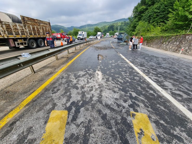 TIR'dan düşen trafo trafiği durdurdu