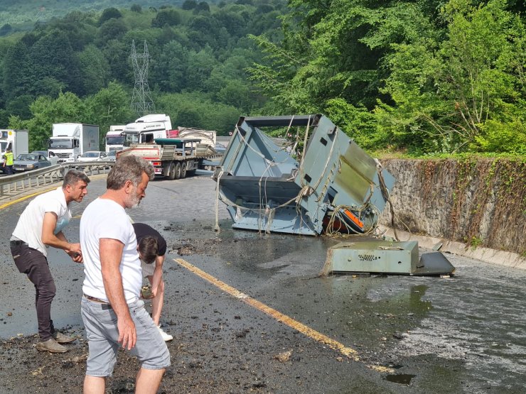 TIR'dan düşen trafo trafiği durdurdu