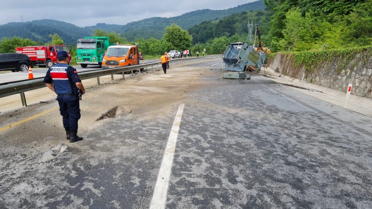 TIR'dan düşen trafo trafiği durdurdu