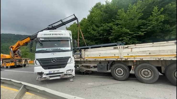 TIR'dan düşen trafo trafiği durdurdu