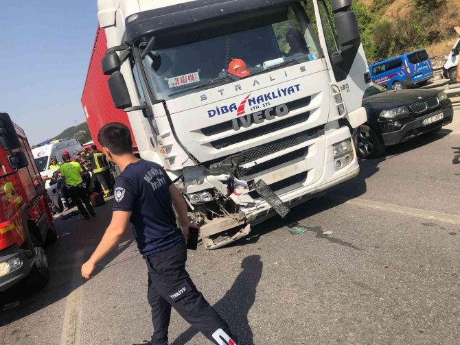 Tırla otomobil çarpıştı: 4 yaralı