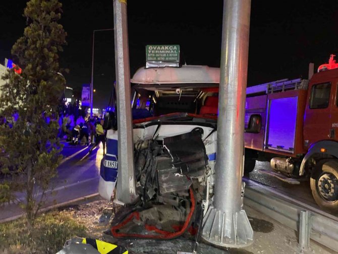 Yolcu minibüsü yön levhasına çarptı: 1’i ağır 12 yaralı